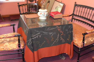 La maison de Tolstoï : Nappe brodée dans la chambre de Tatiana, fille aînée des Tolstoï Moscou La maison de Tolstoï : Nappe avec les autographes des mais des Tolstoï , signatures rebrodées par Tatiana