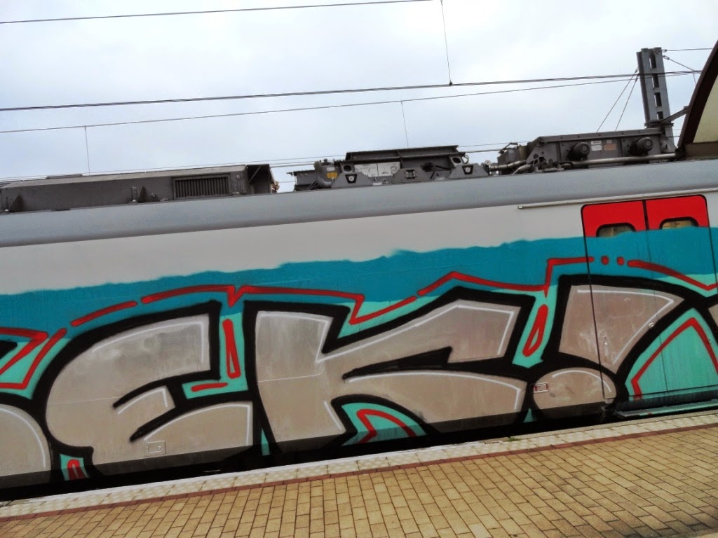 Как рисуют граффити на поездах
