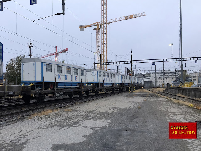 Manouevr d'une partie du train du cirque chargé de roulottes couchette