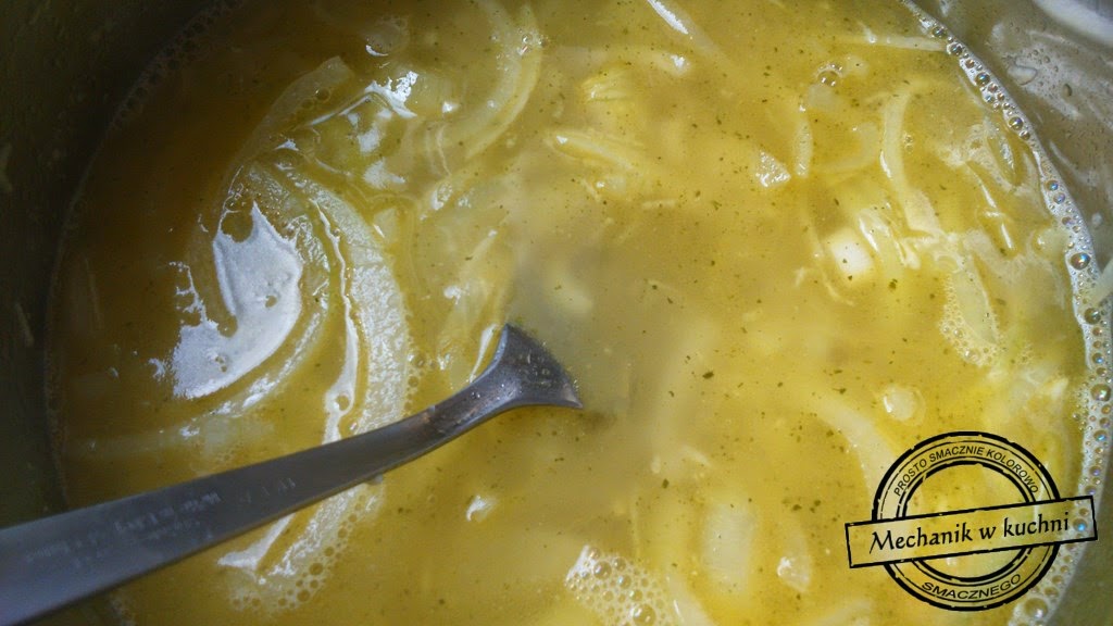 Zupa cebulowa francuska mechanik w kuchni rozgrzewająca jesienna zupa