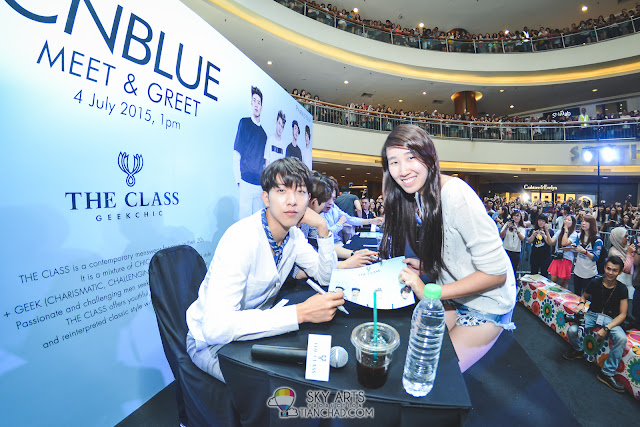 The precious moment that all boice wanna have. How I wish I could take every single group photo for you guys