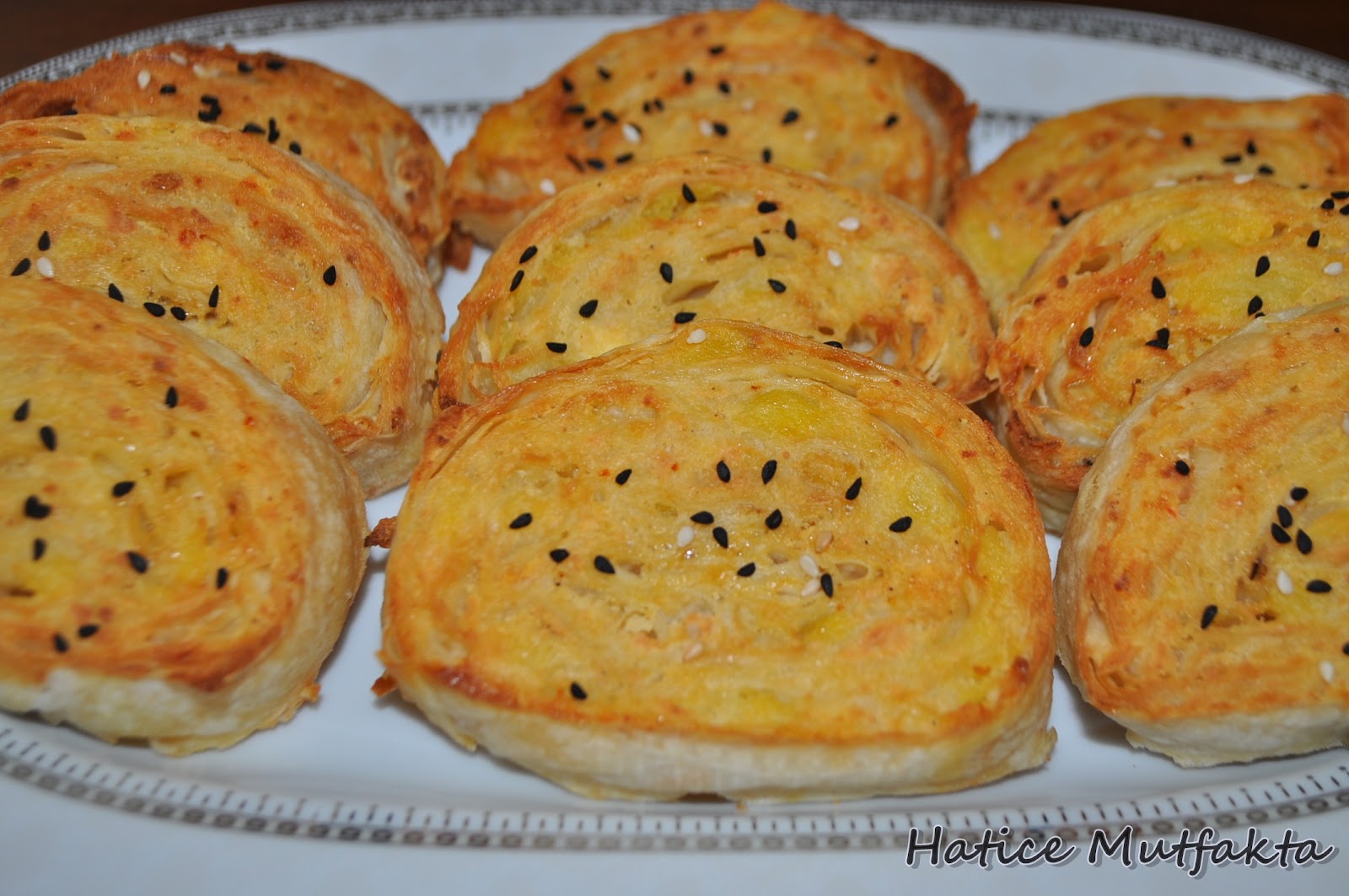 Hatice Mutfakta Buzluk böreği (Dilim Börek)