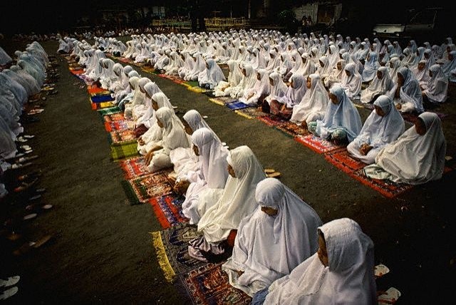 Намаз джамаатом имам. Что такое намаз у мусульман. Женщины в мечети. Мусульманские женщины молятся. Мусульмане молятся в мечети.