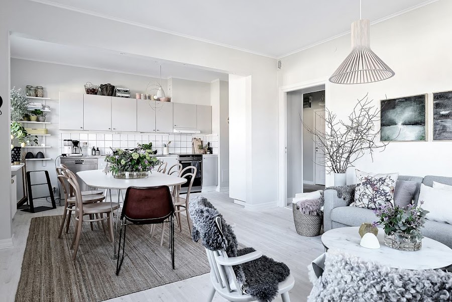 cocina, blanca, estilo nordico, cocina nordica, decoracion nordica, flores, estanterias, horno, sillas, tonet,