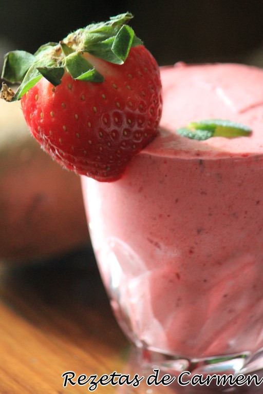 Smoothie de fresas y kiwi