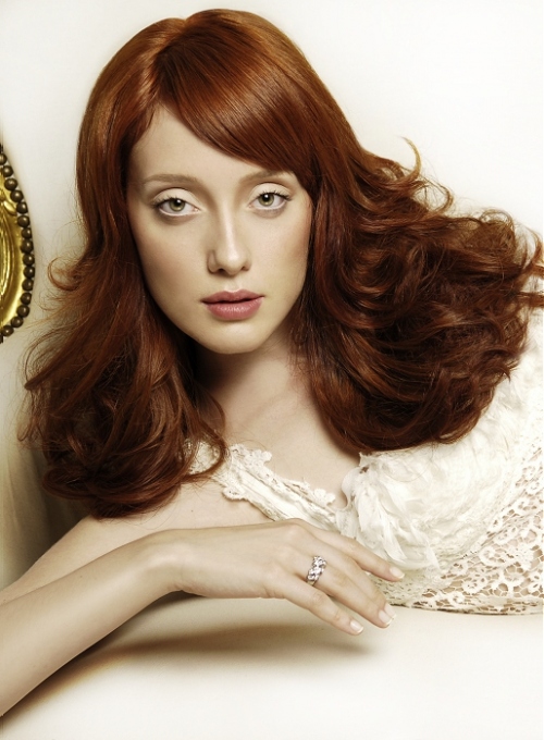 BELLEZA Y MODA DE LAS CELEBRIDADES: TEÑIDO EN ROJO