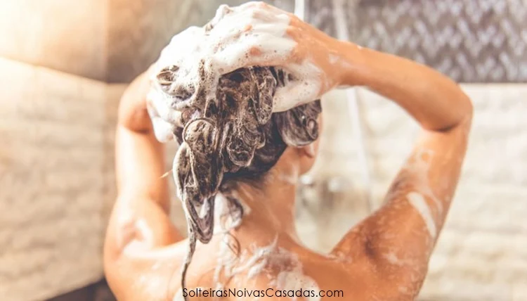 lavando os cabelos com shampoo