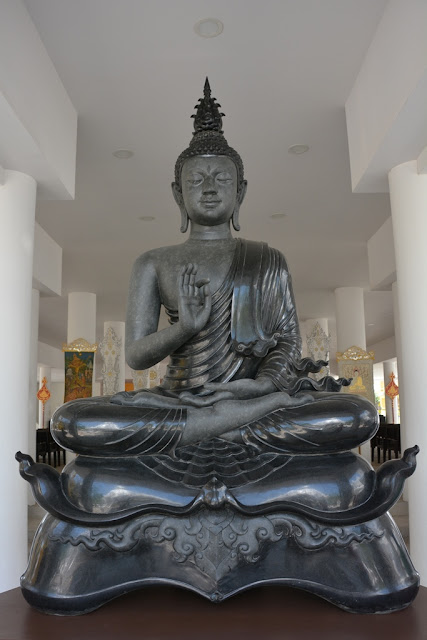 White Temple Chiang Rai pray