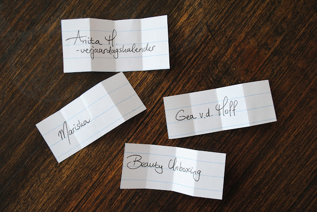 Opengevouwen briefjes met de namen van de winnaars van de give away erop.