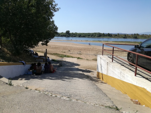 Entrada de carros para a praia e parque de merendas Entrada de carros para a praia e parque de merendas