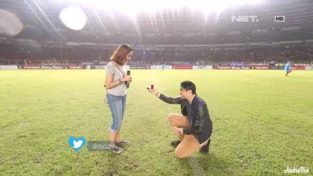 ROMANTIS, Cowok Ini Nekat Melamar Pacarnya di Depan Presiden Jokowi dan 80.000 Penonton. Eh, Tapi Jones Pada Menghujat ROMANTIS, Cowok Ini Nekat Melamar Pacarnya di Depan Presiden Jokowi dan 80.000 Penonton. Eh, Tapi Jones Pada Menghujat