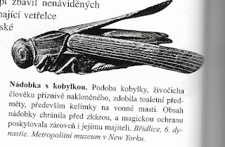 Nádobka zobrazující kobylku/publikováno z knihy Nesmrtelný odkaz Starého Egypta od Ch. D. Noblecourt