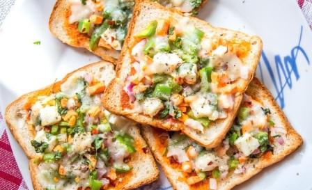 ब्रेड पिज़्ज़ा बनाने की विधि - Bread Pizza Recipe in Hindi ब्रेड पिज़्ज़ा बनाने की विधि - Bread Pizza Recipe in Hindi