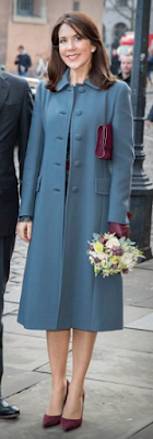 Manteau Prada / escarpins Gianvito Rossi / pochette Hugo Boss