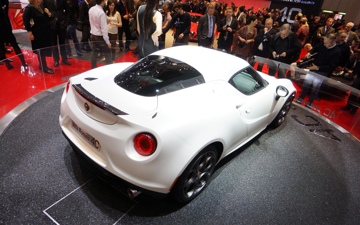 Wallpapers Scoop Alfa Romeo 4c Launch Edition Rolls Into