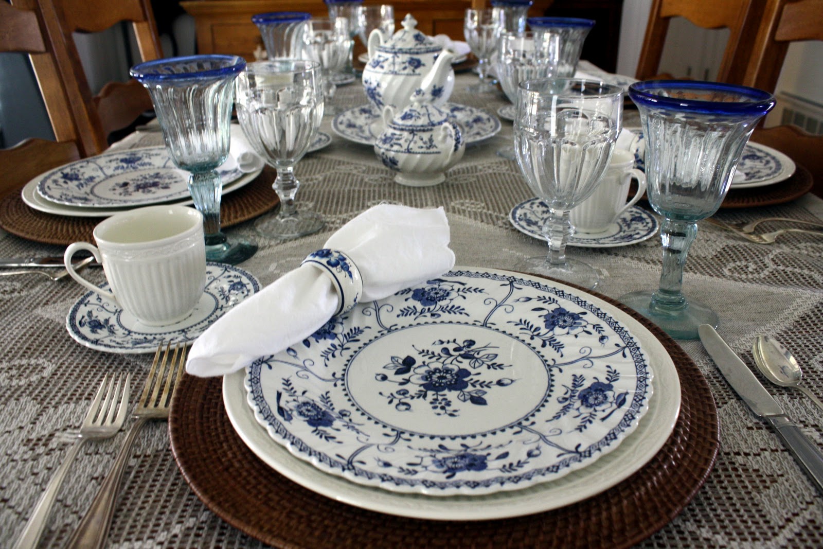 Life with the Mozas: Blue and White patterns make the table