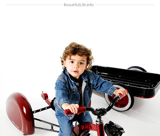 Niño con triciclo infantil de lujo.