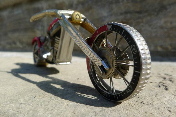  mini motocicleta hecha con partes de relojes.