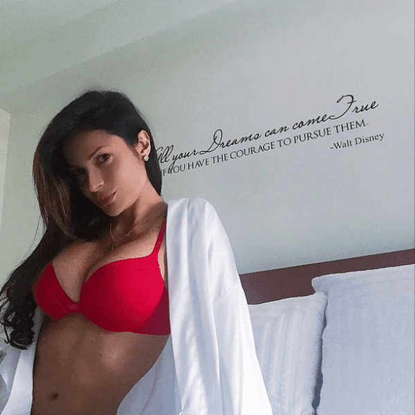 Caterina Valentino caliente #Instagram con sexy brasier rojo y mensaje de Walt Disney