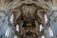 Basílica de Wilten -Tecto por cima do altar. Pinturas e ornamentos a ouro