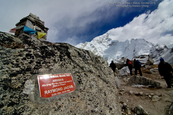 Memorial Chorten on the route to EBC Memorial Chorten on the route to EBC
