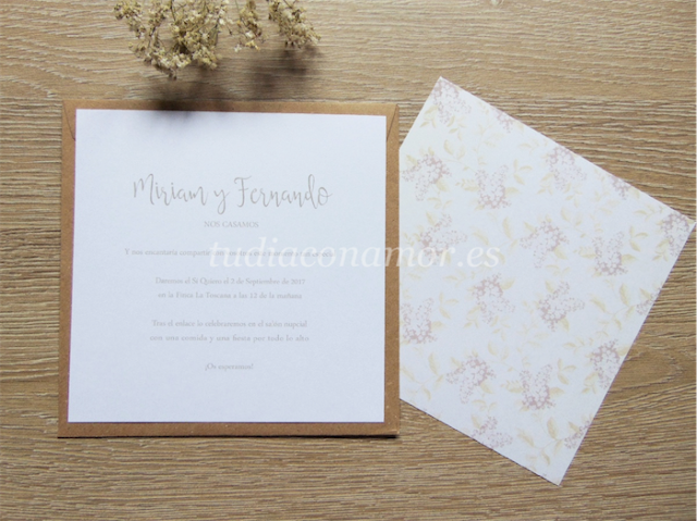 Invitación romántica rústica Una invitación cuadrada sencilla con estampado floral pintado de lilas, perfecta para una boda rústica y romántica