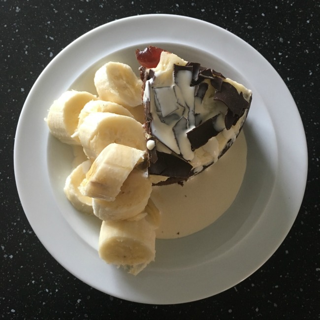 chocolate-cake-cream-and-sliced-banana