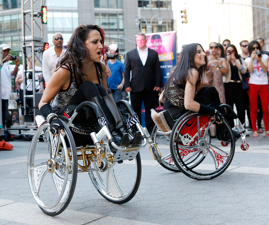канья сессер без ног. девушки ампути на колясках. безногий инвалид на тележке. красивые девушки инвалиды. девочка инвалид.