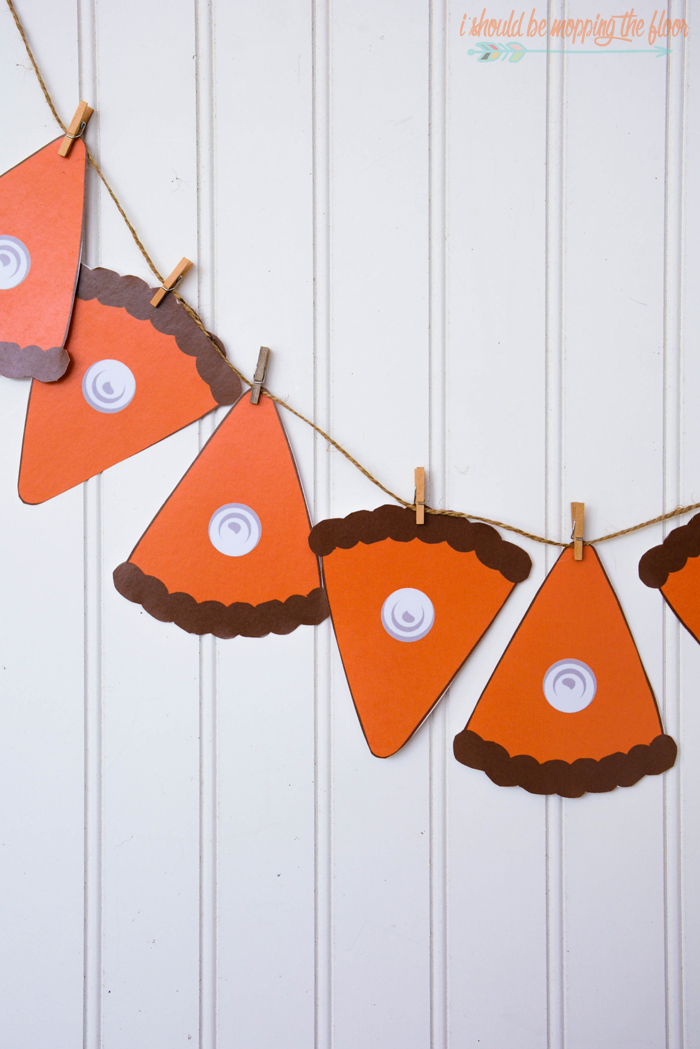 Free Printable Pumpkin Pie Banner | Instant download this freebie to make a pumpkin pie banner as long as you like! Super cute for fall decor.