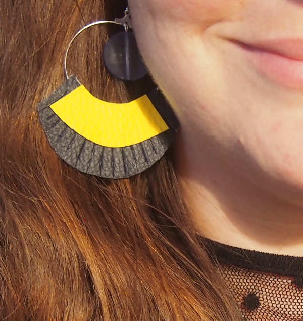 DIY : boucles d'oreilles à franges en simili-cuir