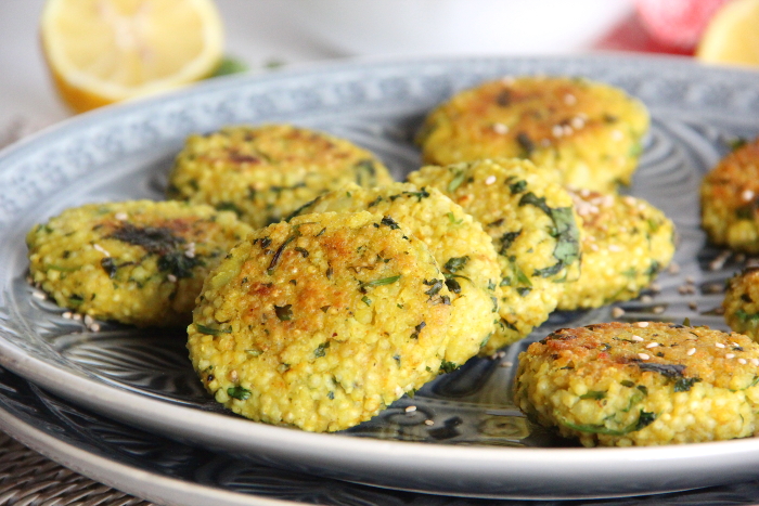 Kartoffel-Hirse-Bratlinge mit Paprika-Tahin-Soße - Kirschbiene kocht