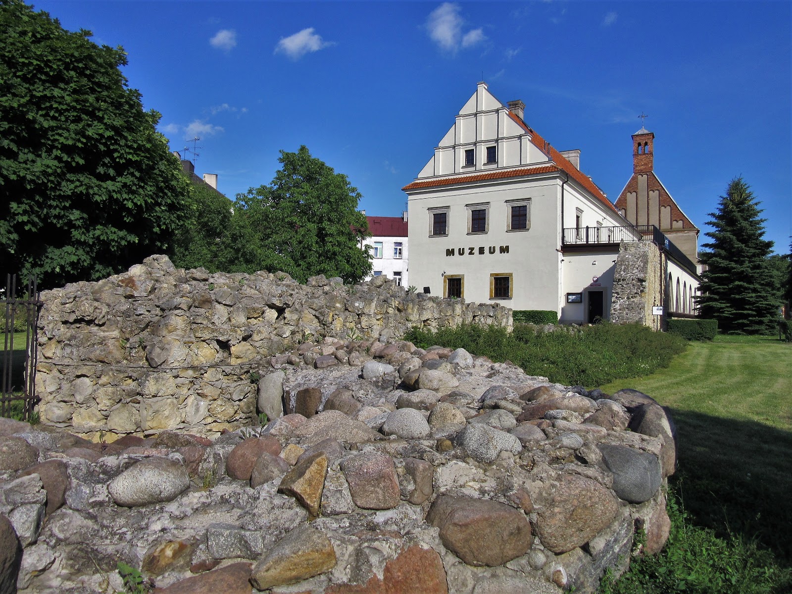 Miasto Powiatowe Na Ziemi Wieluńskiej Z Zamkiem Kazimierzowskim Co zwiedzić w okolicach Wielunia? - Z wizytą na Ziemi Wieluńskiej