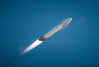 Wizje artystyczne. Rakieta Falcon Heavy odrywa się od wyrzutni startowej 39A w Centrum Kosmicznym Kennedy'ego na Florydzie i wznosi się w bezchmurne niebo nad Przylądkiem Canaveral. Credits: SpaceX 