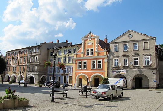 Kamienice z podcieniami na rynku w Lądku-Zdroju.