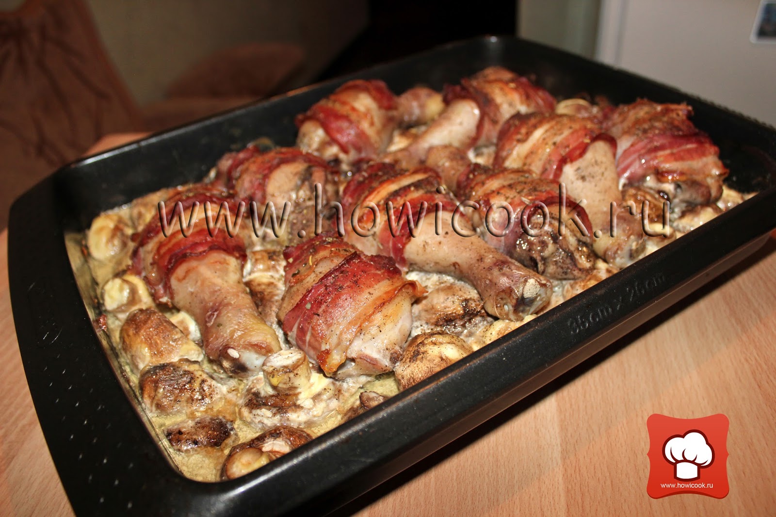 куриные рулетики в беконе. целая курица в духовке с беконом. беконовые рулетики. куриное филе в беконе. курица с грибами в беконе в духовке.