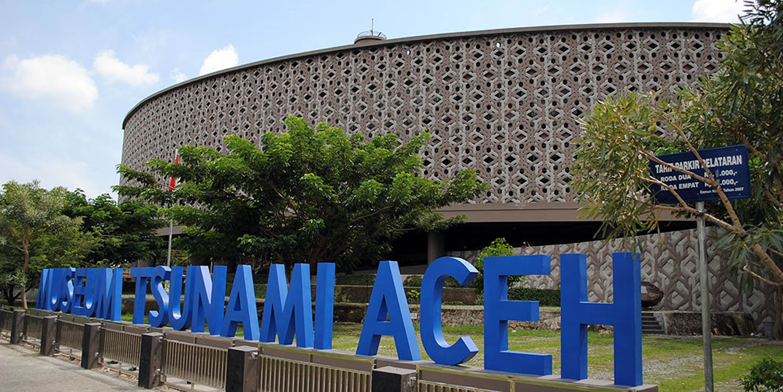 Berkunjung ke Museum Tsunami di Aceh