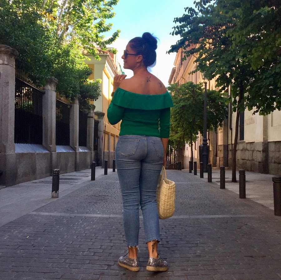 SPRING OUTFIT LOOK: Jersey palabra de honor estilo Bardot con volante y alpargatas con purpurina