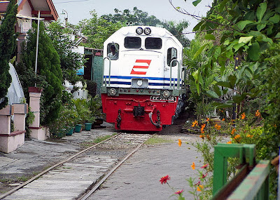 foto jalur kereta api depan rumah foto jalur kereta api depan rumah