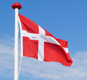 10 Dinge, die man unbedingt im Dänemark-Urlaub gemacht haben muss Dänemark Urlaub Ferien Tourist typisch dänisch Must-See Must-Do Sachen Essen Attraktionen Sehenswürdigkeiten Flagge Fahne