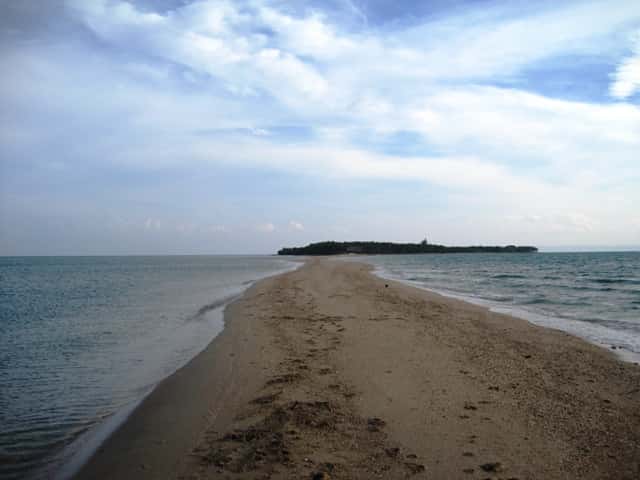 The long sand bar at Malawmawan Island