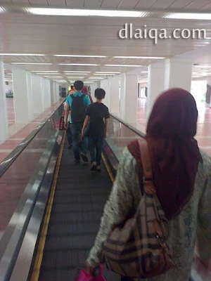 lewat travelator, hemat tenaga, hehehehe