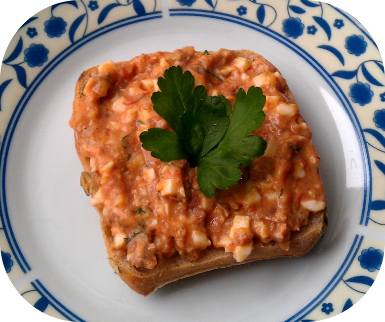 Rybnojajeczna pasta na chleb. Rodzynka o jedzeniu.