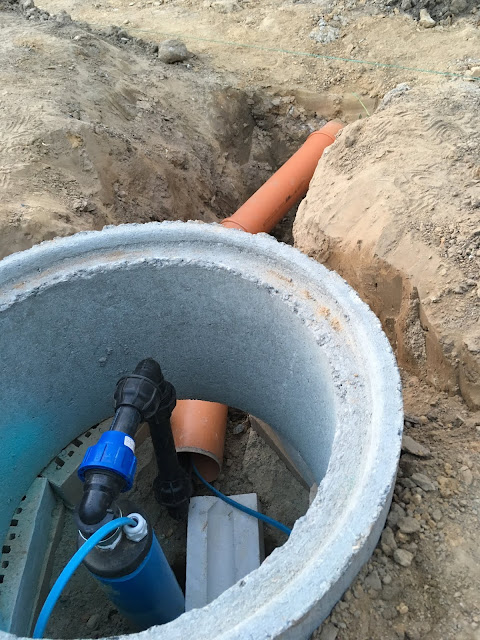 Hausbau Nadine, Max & Alex: Brunnen-Pumpe angeschlossen