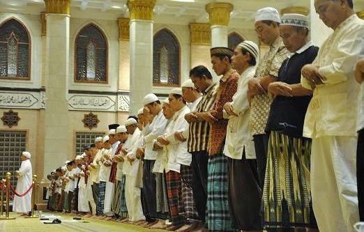 Memejamkan Mata Saat Shalat. Bagaimanakah Hukumnya?