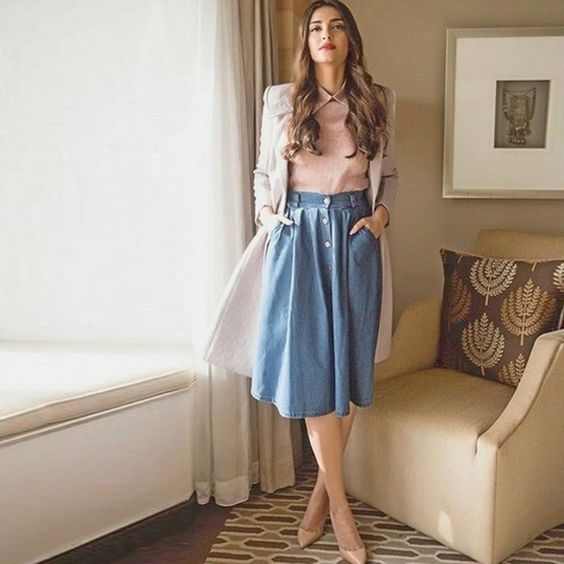 sonam+in+skirt++11.jpg