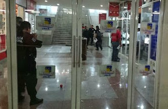 Balazos en Plaza Américas: asaltan joyería “Orfebres and Diamonds”, hieren a empleado de seguridad 