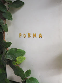 Imatge amb les lletres: POEMA (a Reduccions : revista de poesia, núm. 86) per Teresa Grau Ros