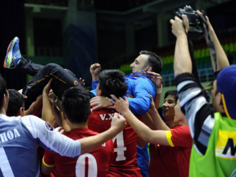 Cau thu Futsal Viet Nam 'chien' nhau den nut ca san, suyt gay tay - Anh 2