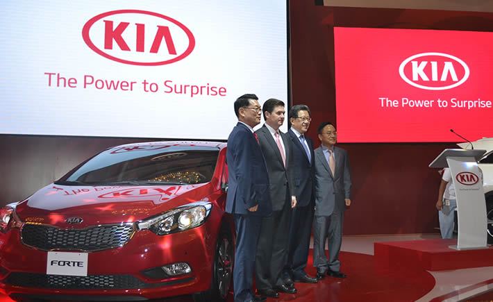 Directivos de Kia con el gobernador de Nuevo León, Rodrigo Medina de la Cruz. (Foto: Vanguardia Industrial) 