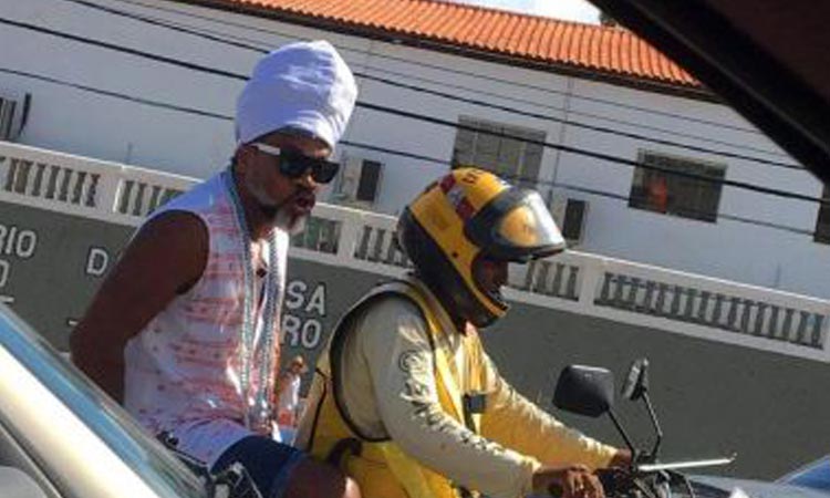 Carlinhos Brown é visto de mototáxi e sem capacete: 'O turbante dele amortece a queda kkk'